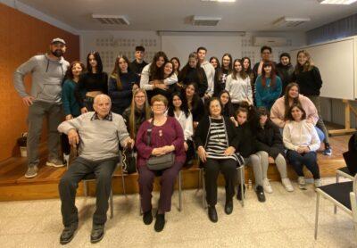 La gent gran del Centre de Dia Marinada de Roda interactua amb alumnes de l’Institut Andreu Nin del Vendrell