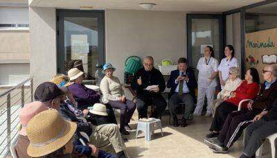 La gent gran del Centre de dia Marinada de Roda de Berà celebra el Dia Mundial de la Poesia