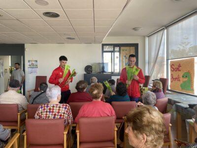 El Centre de dia per a gent gran Marinada de Roda de Berà viu la Diada de Sant Jordi