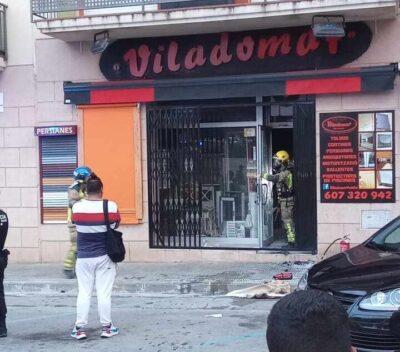 Un incendi en els baixos d’una botiga del carrer Rodes provoca dos ferits