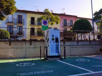 Entra en funcionament el primer punt de recàrrega de vehicles elèctrics d’Altafulla