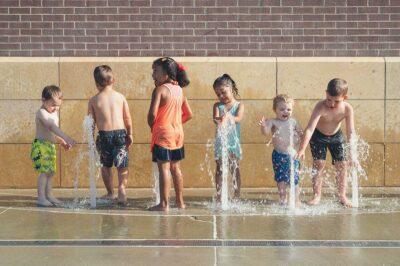 Una de cada tres llars amb infants a Catalunya no es pot permetre campaments o vacances a l’estiu