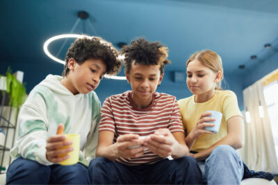 Alerten que la majoria dels infants accedeixen a les pantalles digitals molt abans del que recomanen els experts