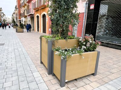 S’inverteixen més de 30.000 euros en la renovació integral del mobiliari urbà del carrer d’Antoni Roig