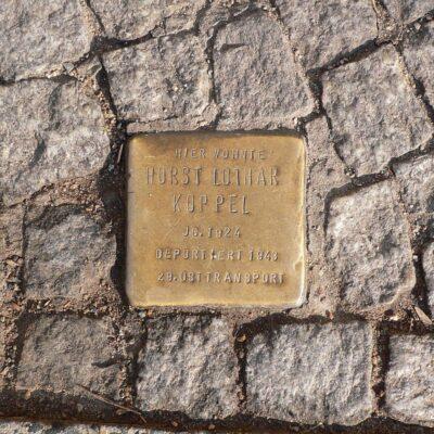 La llamborda Stolpersteine per recordar Esteve Cañellas Margalló, mort al camp de concentració de Gusen, més a prop