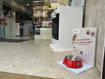 Es reparteixen abeuradors entre els comerços i espais municipals ‘Pet Friendly’