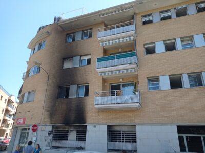 Un incendi calcina un habitatge al camí dels Munts i obliga a evacuar 11 veïns de l’edifici
