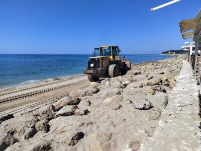 Altafulla inicia els moviments intern de sorra i denuncia la inacció del Port de Torredembarra