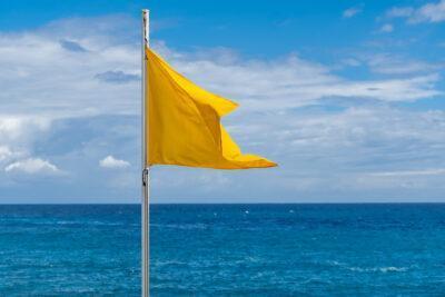 Tipus de banderes a la platja i el seu significat: la importància de fer cas