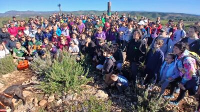 Més de 200  persones pugen al Pic de la Mola el mateix dia