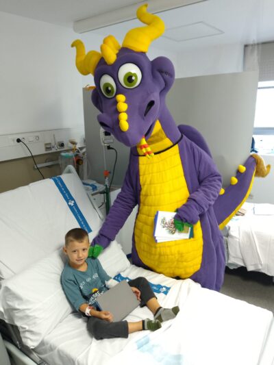 El Drac Artcai visita la planta de pediatria de l’Hospital Joan XXIII