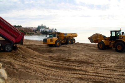 La sorra de Torredembarra comença a arribar a la platja d’Altafulla