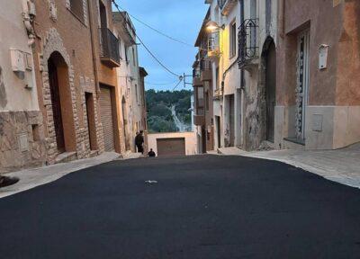 Finalitzen les obres d’arranjament del paviment del carrer Girona de la Pobla de Montornès