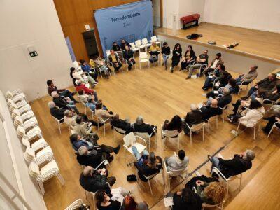 Una seixantena de persones assisteixen a la presentació pública de l’Associació de Veïnes i Veïns del Casc Antic