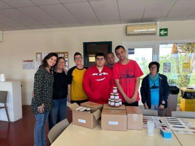 Torredembarra reparteix 1.500 pots de melmelada de taronja amarga del projecte d’espigolament urbà