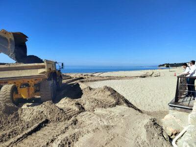 Fins dijous Altafulla està distribuint la sorra de Torredembarra a la seva platja