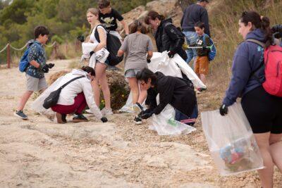Més de 137 quilos de residus recollits en la jornada de neteja al Roquer