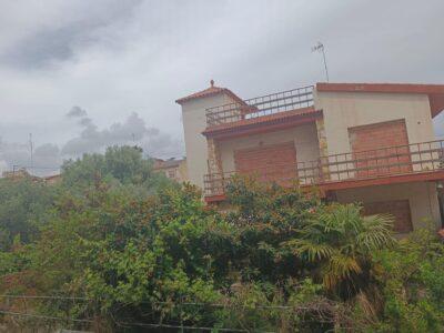 Veïns denuncien una situació “insostenible” en una casa abandonada del carrer Mimoses