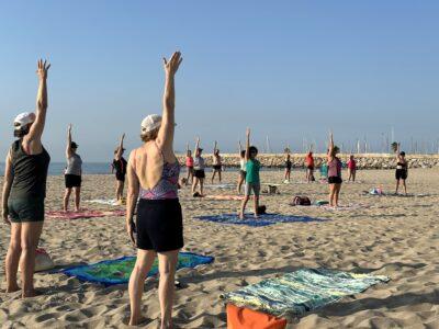 Tornen les sessions de gimnàstica de manteniment gratuïta a la platja de la Paella