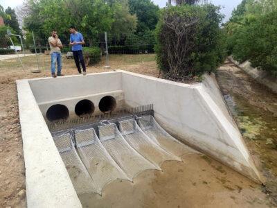 Altafulla instal·la un sistema de xarxes retenidores de residus per la contaminació del mar i el riu Gaià