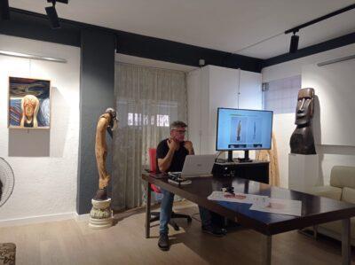 CRÒNICA l L’exposició ‘Reviure’ o les connexions del torrenc Joan Parés amb grans noms de l’escultura dels segles XX i XXI