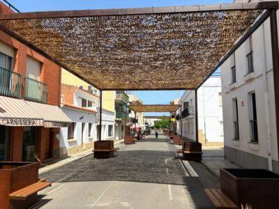 Altafulla instal·la tendals al carrer Llevant per combatre la calor i dinamitzar el comerç