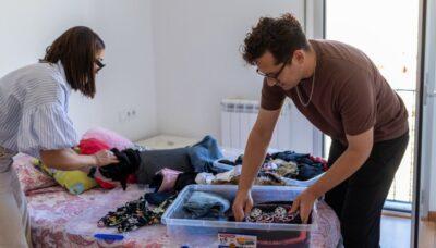 Les dones dediquen el doble de temps que els homes a les activitats domèstiques entre setmana