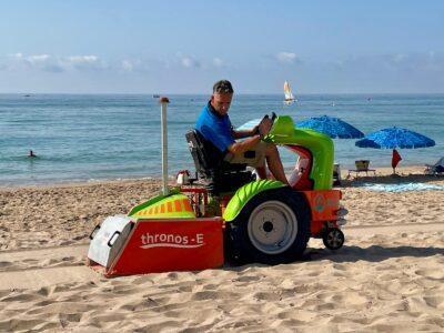 Altafulla reforça la neteja de la platja amb una nova màquina elèctrica