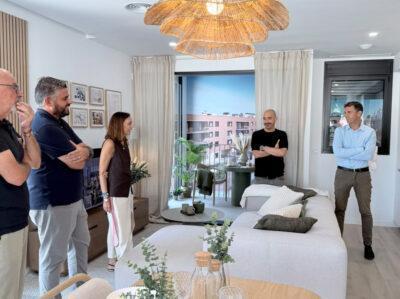 L’alcalde de Torredembarra i el regidor d’Urbanisme visiten el punt de venda de la nova promoció de Metrovacesa