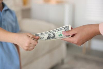 Diners i adolescents: quan és un bon moment per començar a donar paga?